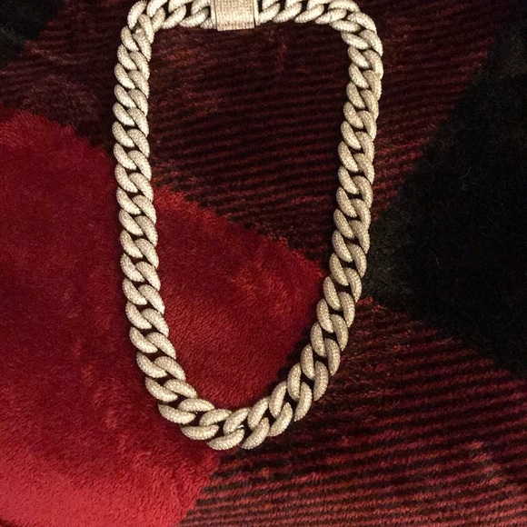I am selling a 18 inch gold plated 15mm 5-row iced Cuban chain - Picture 1 of 3